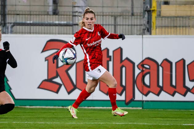 Flyeralarm Frauen-Bundesliga 11.Spieltag - 21 22 - SC Freiburg vs. 1.FC Koeln - 10-12-2021 Ereleta Memeti (SC Freiburg 17) am Ball, Flyeralarm Frauen-Bundesliga, SC Freiburg vs. 1.FC Koeln, am Freitag, den 10. Dezember 2021 Dreisamstadion in Freiburg (Deutschland). Copyright: xBEAUTIFULxSPORTS G.xHubbsx