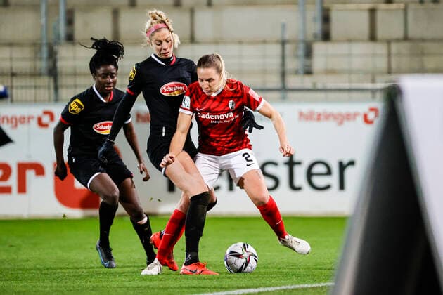 Flyeralarm Frauen-Bundesliga 11.Spieltag - 21 22 - SC Freiburg vs. 1.FC Koeln - 10-12-2021 Sharon Beck (1. FC Koeln 10) und Lisa Karl (SC Freiburg 2) im Zweikampf, Flyeralarm Frauen-Bundesliga, SC Freiburg vs. 1.FC Koeln, am Freitag, den 10. Dezember 2021 Dreisamstadion in Freiburg (Deutschland). Copyright: xBEAUTIFULxSPORTS G.xHubbsx