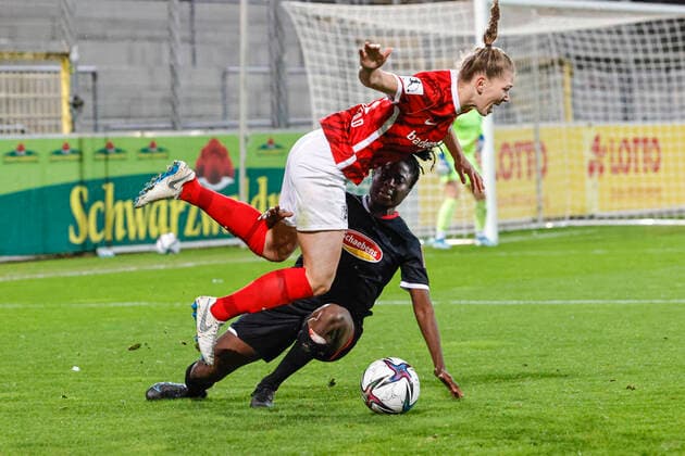 Sport Themen der Woche KW49 Sport Bilder des Tages Flyeralarm Frauen-Bundesliga 11.Spieltag - 21 22 - SC Freiburg vs. 1.FC Koeln - 10-12-2021 Eunice Beckmann (1. FC Koeln 11) foult Samantha Steuerwald (SC Freiburg 21), Flyeralarm Frauen-Bundesliga, SC Freiburg vs. 1.FC Koeln, am Freitag, den 10. Dezember 2021 Dreisamstadion in Freiburg (Deutschland). *** Flyeralarm Frauen Bundesliga 11 Spieltag 21 22 SC Freiburg vs 1 FC Koeln 10 12 2021 Eunice Beckmann 1 FC Koeln 11 fouls Samantha Steuerwald SC Freiburg 21 , Flyeralarm Frauen Bundesliga, SC Freiburg vs 1 FC Koeln, on Friday 10 December 2021 Dreisamstadion in Freiburg Germany Copyright: xBEAUTIFULxSPORTS G.xHubbsx