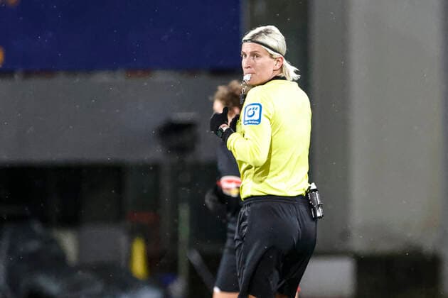 Flyeralarm Frauen-Bundesliga 11.Spieltag - 21 22 - SC Freiburg vs. 1.FC Koeln - 10-12-2021 Schiedsrichterin Anna-Lena Heidenreich, Flyeralarm Frauen-Bundesliga, SC Freiburg vs. 1.FC Koeln, am Freitag, den 10. Dezember 2021 Dreisamstadion in Freiburg (Deutschland). Copyright: xBEAUTIFULxSPORTS G.xHubbsx