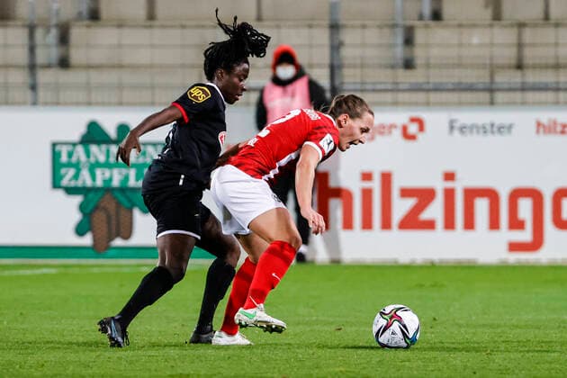 Flyeralarm Frauen-Bundesliga 11.Spieltag - 21 22 - SC Freiburg vs. 1.FC Koeln - 10-12-2021 Eunice Beckmann (1. FC Koeln 11) und Lisa Karl (SC Freiburg 2) im Zweikampf, Flyeralarm Frauen-Bundesliga, SC Freiburg vs. 1.FC Koeln, am Freitag, den 10. Dezember 2021 Dreisamstadion in Freiburg (Deutschland). Copyright: xBEAUTIFULxSPORTS G.xHubbsx
