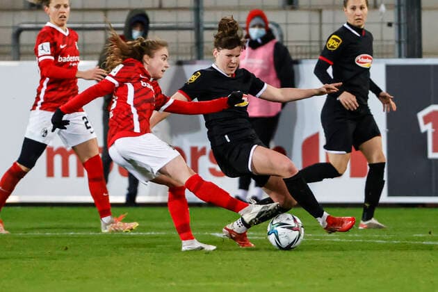Flyeralarm Frauen-Bundesliga 11.Spieltag - 21 22 - SC Freiburg vs. 1.FC Koeln - 10-12-2021 Lisa Kolb (SC Freiburg 18) und Adriana Achcinska (1. FC Koeln 9) im Kampf um den Ball, Flyeralarm Frauen-Bundesliga, SC Freiburg vs. 1.FC Koeln, am Freitag, den 10. Dezember 2021 Dreisamstadion in Freiburg (Deutschland). Copyright: xBEAUTIFULxSPORTS G.xHubbsx