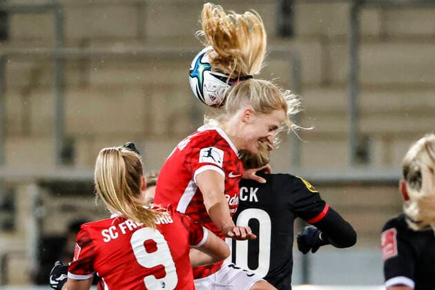 Flyeralarm Frauen-Bundesliga 11.Spieltag - 21 22 - SC Freiburg vs. 1.FC Koeln - 10-12-2021 Kim Fellhauer (SC Freiburg 5) beim Kopfball, Flyeralarm Frauen-Bundesliga, SC Freiburg vs. 1.FC Koeln, am Freitag, den 10. Dezember 2021 Dreisamstadion in Freiburg (Deutschland). Copyright: xBEAUTIFULxSPORTS G.xHubbsx