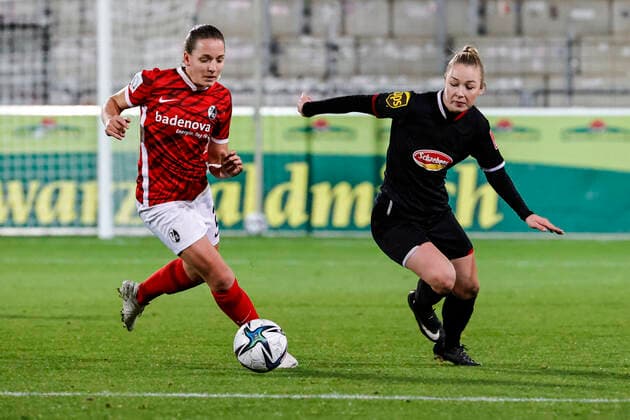 Flyeralarm Frauen-Bundesliga 11.Spieltag - 21 22 - SC Freiburg vs. 1.FC Koeln - 10-12-2021 Lisa Karl (SC Freiburg 2) und Weronika Zawistowska (1. FC Koeln 24) im Laufduell, Flyeralarm Frauen-Bundesliga, SC Freiburg vs. 1.FC Koeln, am Freitag, den 10. Dezember 2021 Dreisamstadion in Freiburg (Deutschland). Copyright: xBEAUTIFULxSPORTS G.xHubbsx