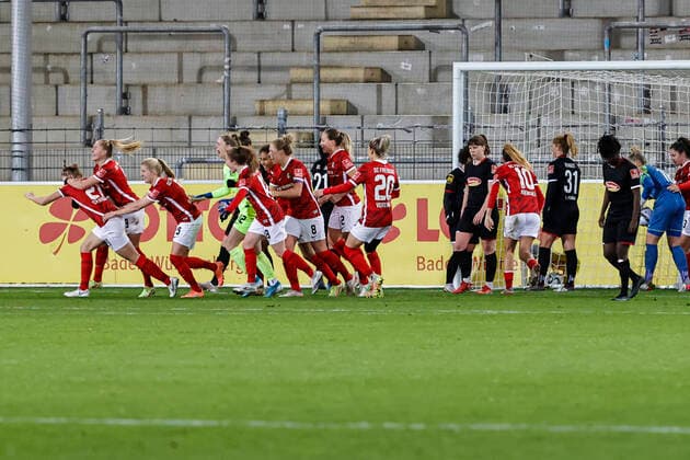 Flyeralarm Frauen-Bundesliga 11.Spieltag - 21 22 - SC Freiburg vs. 1.FC Koeln - 10-12-2021 Torjubel SC Freiburg beim 2:2 durch Samantha Steuerwald (SC Freiburg 21), Flyeralarm Frauen-Bundesliga, SC Freiburg vs. 1.FC Koeln, am Freitag, den 10. Dezember 2021 Dreisamstadion in Freiburg (Deutschland). Copyright: xBEAUTIFULxSPORTS G.xHubbsx