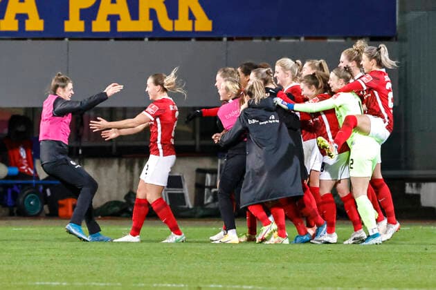 Flyeralarm Frauen-Bundesliga 11.Spieltag - 21 22 - SC Freiburg vs. 1.FC Koeln - 10-12-2021 Torjubel SC Freiburg beim 2:2 durch Samantha Steuerwald (SC Freiburg 21), Flyeralarm Frauen-Bundesliga, SC Freiburg vs. 1.FC Koeln, am Freitag, den 10. Dezember 2021 Dreisamstadion in Freiburg (Deutschland). Copyright: xBEAUTIFULxSPORTS G.xHubbsx