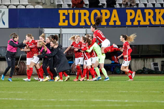 Flyeralarm Frauen-Bundesliga 11.Spieltag - 21 22 - SC Freiburg vs. 1.FC Koeln - 10-12-2021 Torjubel SC Freiburg beim 2:2 durch Samantha Steuerwald (SC Freiburg 21), Flyeralarm Frauen-Bundesliga, SC Freiburg vs. 1.FC Koeln, am Freitag, den 10. Dezember 2021 Dreisamstadion in Freiburg (Deutschland). Copyright: xBEAUTIFULxSPORTS G.xHubbsx