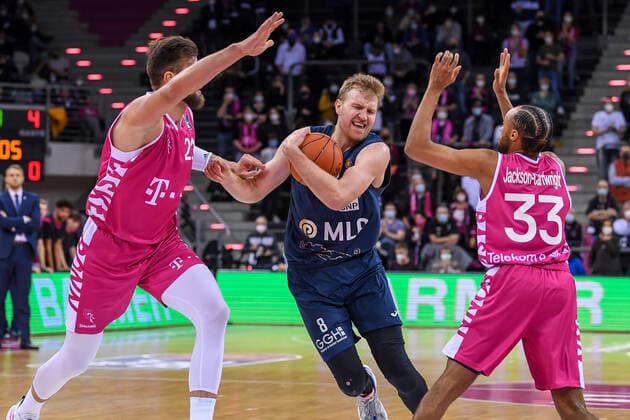 easyCredit BBL, Telekom Baskets Bonn vs. MLP Academics Heidelberg, 10.12.2021 Maximilian Ugrai (MLP Academics Heidelberg, 8), Leon Kratzer (Telekom Baskets Bonn, 21), Parker Jackson-Cartwright (Telekom Baskets Bonn, 33), easyCredit BBL, Telekom Baskets Bonn vs. MLP Academics Heidelberg am 10.12.2021 im Telekom Dome Bonn, Bonn (Nordrhein-Westfalen) Copyright: xBEAUTIFULxSPORTS Mueller-Laschetx