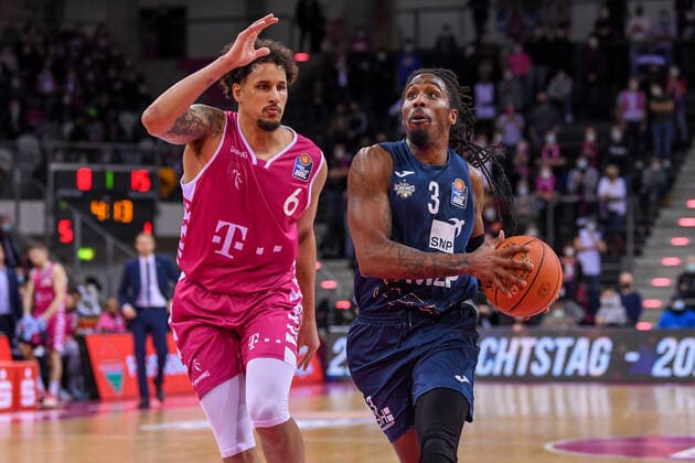 easyCredit BBL, Telekom Baskets Bonn vs. MLP Academics Heidelberg, 10.12.2021 Robert Lowery (MLP Academics Heidelberg, 3), Michael Kessens (Telekom Baskets Bonn, 6), easyCredit BBL, Telekom Baskets Bonn vs. MLP Academics Heidelberg am 10.12.2021 im Telekom Dome Bonn, Bonn (Nordrhein-Westfalen) Copyright: xBEAUTIFULxSPORTS Mueller-Laschetx