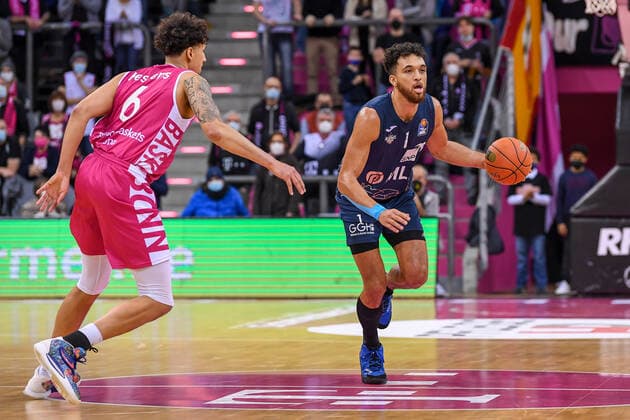 easyCredit BBL, Telekom Baskets Bonn vs. MLP Academics Heidelberg, 10.12.2021 Brekkott Chapman (MLP Academics Heidelberg, 1), Michael Kessens (Telekom Baskets Bonn, 6), easyCredit BBL, Telekom Baskets Bonn vs. MLP Academics Heidelberg am 10.12.2021 im Telekom Dome Bonn, Bonn (Nordrhein-Westfalen) Copyright: xBEAUTIFULxSPORTS Mueller-Laschetx