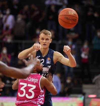Bonn, Deutschland, 10.12.2021, Telekom Dome, Basketball, BBL, Telekom Baskets Bonn vs MLP Academics Heidelberg: Niklas Würzner (Heidelberg) wirft.
