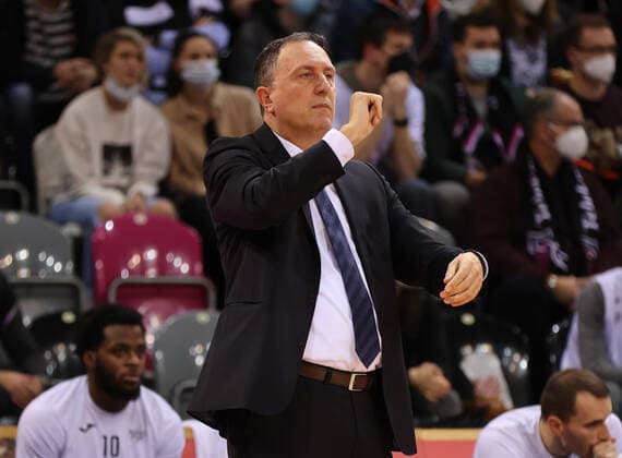 Bonn, Deutschland, 10.12.2021, Telekom Dome, Basketball, BBL, Telekom Baskets Bonn vs MLP Academics Heidelberg: Head Coach Branislav Ignjatovic (Heidelberg)