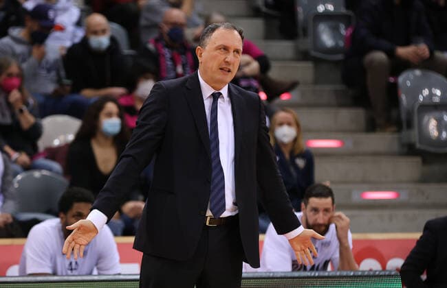 Bonn, Deutschland, 10.12.2021, Telekom Dome, Basketball, BBL, Telekom Baskets Bonn vs MLP Academics Heidelberg: Head Coach Branislav Ignjatovic (Heidelberg)