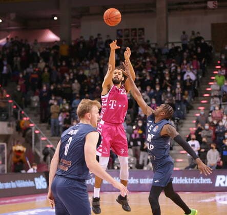 Jeremy Morgan Telekom Baskets Bonn vs. MLP Academics Heidelberg easyCredit BBL 1. Bundesliga , Saison 2021 2022 , Hauptrunde 10. Spieltag