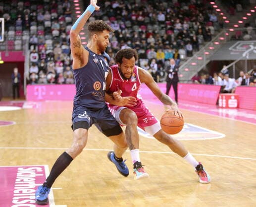 Telekom Baskets Bonn vs. Brekkott Chapman MLP Academics Heidelberg easyCredit BBL 1. Bundesliga , Saison 2021 2022 , Hauptrunde 10. Spieltag