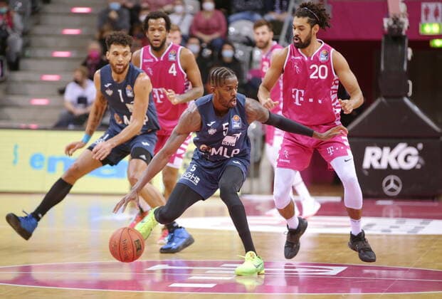 Jeremy Morgan Telekom Baskets Bonn vs. Shyron Ely MLP Academics Heidelberg easyCredit BBL 1. Bundesliga , Saison 2021 2022 , Hauptrunde 10. Spieltag