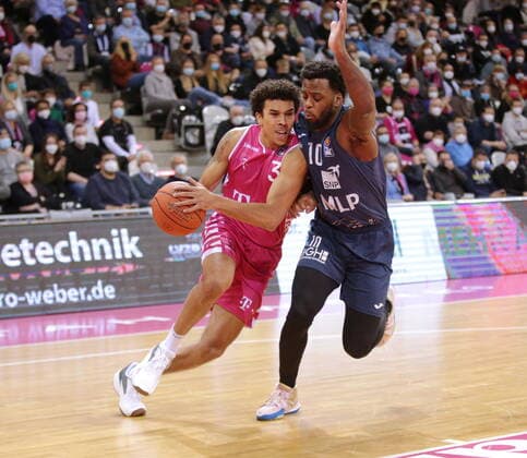 Tyson Ward Telekom Baskets Bonn vs. Kelvin Martin MLP Academics Heidelberg easyCredit BBL 1. Bundesliga , Saison 2021 2022 , Hauptrunde 10. Spieltag