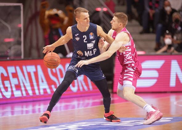Sport Bilder des Tages Tim Hasbargen Telekom Baskets Bonn vs. Niklas Würzner MLP Academics Heidelberg easyCredit BBL 1. Bundesliga , Saison 2021 2022 , Hauptrunde 10. Spieltag