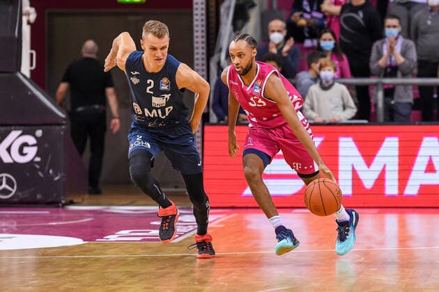 easyCredit BBL, Telekom Baskets Bonn vs. MLP Academics Heidelberg, 10.12.2021 Parker Jackson-Cartwright (Telekom Baskets Bonn, 33), Niklas Würzner (MLP Academics Heidelberg, 2), easyCredit BBL, Telekom Baskets Bonn vs. MLP Academics Heidelberg am 10.12.2021 im Telekom Dome Bonn, Bonn (Nordrhein-Westfalen) Copyright: xBEAUTIFULxSPORTS Mueller-Laschetx