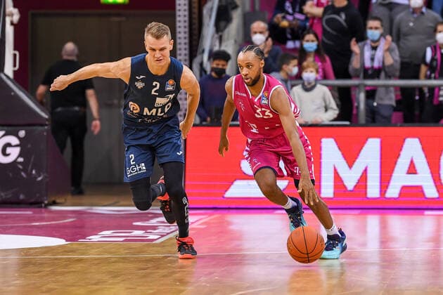 easyCredit BBL, Telekom Baskets Bonn vs. MLP Academics Heidelberg, 10.12.2021 Parker Jackson-Cartwright (Telekom Baskets Bonn, 33), Niklas Würzner (MLP Academics Heidelberg, 2), easyCredit BBL, Telekom Baskets Bonn vs. MLP Academics Heidelberg am 10.12.2021 im Telekom Dome Bonn, Bonn (Nordrhein-Westfalen) Copyright: xBEAUTIFULxSPORTS Mueller-Laschetx