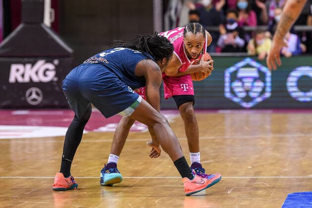 easyCredit BBL, Telekom Baskets Bonn vs. MLP Academics Heidelberg, 10.12.2021 Parker Jackson-Cartwright (Telekom Baskets Bonn, 33), Robert Lowery (MLP Academics Heidelberg, 3), easyCredit BBL, Telekom Baskets Bonn vs. MLP Academics Heidelberg am 10.12.2021 im Telekom Dome Bonn, Bonn (Nordrhein-Westfalen) Copyright: xBEAUTIFULxSPORTS Mueller-Laschetx