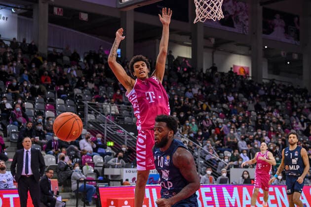 easyCredit BBL, Telekom Baskets Bonn vs. MLP Academics Heidelberg, 10.12.2021 Tyson Ward (Telekom Baskets Bonn, 3), Kelvin Martin (MLP Academics Heidelberg, 10), easyCredit BBL, Telekom Baskets Bonn vs. MLP Academics Heidelberg am 10.12.2021 im Telekom Dome Bonn, Bonn (Nordrhein-Westfalen) Copyright: xBEAUTIFULxSPORTS Mueller-Laschetx