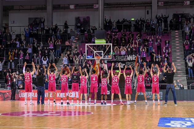 easyCredit BBL, Telekom Baskets Bonn vs. MLP Academics Heidelberg, 10.12.2021 Jubel der Telekom Baskets Bonn mit den Fans nach dem Sieg, easyCredit BBL, Telekom Baskets Bonn vs. MLP Academics Heidelberg am 10.12.2021 im Telekom Dome Bonn, Bonn (Nordrhein-Westfalen) Copyright: xBEAUTIFULxSPORTS Mueller-Laschetx