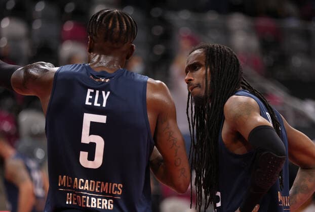 Bonn, Deutschland, 10.12.2021, Telekom Dome, Basketball, BBL, Telekom Baskets Bonn vs MLP Academics Heidelberg: Shyron Ely (Heidelberg), Robert Lowery (Heidelberg) nach dem Spiel.