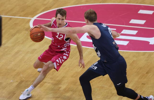 Bonn, Deutschland, 10.12.2021, Telekom Dome, Basketball, BBL, Telekom Baskets Bonn vs MLP Academics Heidelberg: Max Ugrai (Heidelberg), Skyler Bowlin (Bonn)