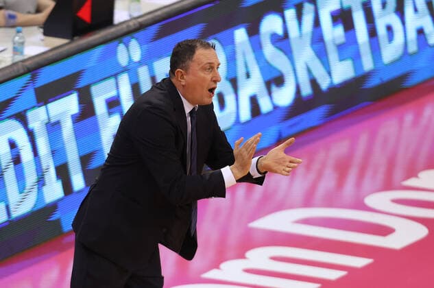 Bonn, Deutschland, 10.12.2021, Telekom Dome, Basketball, BBL, Telekom Baskets Bonn vs MLP Academics Heidelberg: Head Coach Branislav Ignjatovic (Heidelberg) gibt Anweisungen.