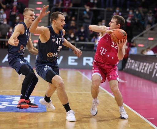 Bonn, Deutschland, 10.12.2021, Telekom Dome, Basketball, BBL, Telekom Baskets Bonn vs MLP Academics Heidelberg: Niklas Würzner (Heidelberg), Albert Kuppe (Heidelberg), Skyler Bowlin (Bonn)