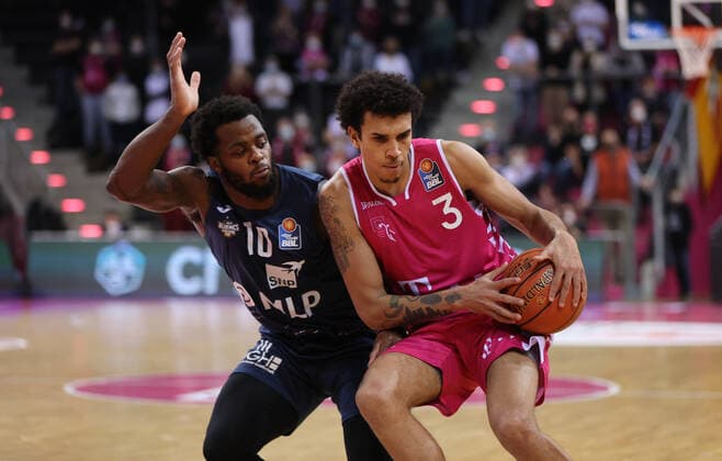 Bonn, Deutschland, 10.12.2021, Telekom Dome, Basketball, BBL, Telekom Baskets Bonn vs MLP Academics Heidelberg: Kelvin Martin (Heidelberg), Tyson Ward (Bonn)