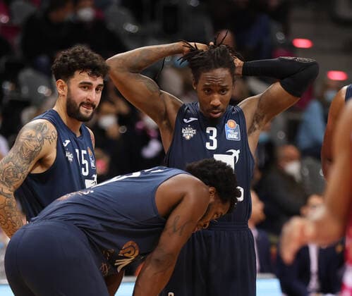Bonn, Deutschland, 10.12.2021, Telekom Dome, Basketball, BBL, Telekom Baskets Bonn vs MLP Academics Heidelberg: Jordan Geist (Heidelberg), Robert Lowery (Heidelberg)