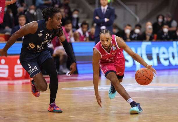 Bonn, Deutschland, 10.12.2021, Telekom Dome, Basketball, BBL, Telekom Baskets Bonn vs MLP Academics Heidelberg: Robert Lowery (Heidelberg), Parker Jackson-Cartwright (Bonn)