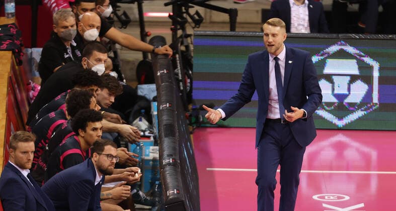 Bonn, Deutschland, 10.12.2021, Telekom Dome, Basketball, BBL, Telekom Baskets Bonn vs MLP Academics Heidelberg: Headcoach Tuomas Lisalo (Bonn)