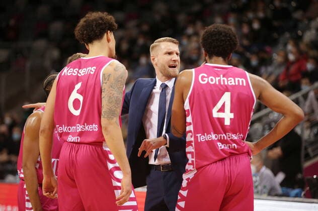 Trainer Tuomas Iisalo, Justin Gorham, Michael Kessens Telekom Baskets Bonn vs. MLP Academics Heidelberg easyCredit BBL 1. Bundesliga , Saison 2021 2022 , Hauptrunde 10. Spieltag