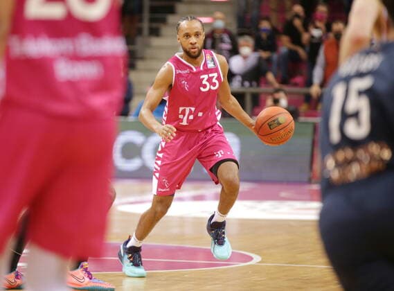 Parker Jackson-Cartwright Telekom Baskets Bonn vs. MLP Academics Heidelberg easyCredit BBL 1. Bundesliga , Saison 2021 2022 , Hauptrunde 10. Spieltag