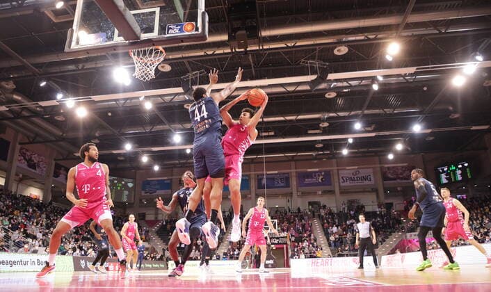 Tyson Ward Telekom Baskets Bonn vs. Keith Wright MLP Academics Heidelberg easyCredit BBL 1. Bundesliga , Saison 2021 2022 , Hauptrunde 10. Spieltag