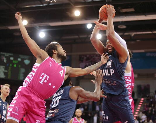 Justin Gorham Telekom Baskets Bonn vs. Keith Wright MLP Academics Heidelberg easyCredit BBL 1. Bundesliga , Saison 2021 2022 , Hauptrunde 10. Spieltag