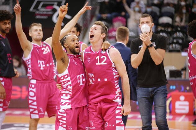 Parker Jackson-Cartwright, Skyler Bowlin Telekom Baskets Bonn vs. MLP Academics Heidelberg easyCredit BBL 1. Bundesliga , Saison 2021 2022 , Hauptrunde 10. Spieltag