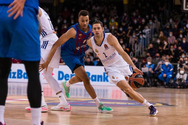 December 10, 2021, Barcelona, Barcelona, Spain: Fabien Causeur of Real Madrid in action against Dante Exum of FC Barcelona, Barca during the Turkish Airlines EuroLeague match between FC Barcelona and Real madrid at Palau Blaugrana on December 10, 2021 in Barcelona, Spain. Barcelona Spain - ZUMAa181 20211210_zaa_a181_029 Copyright: xJavierxBorregox
