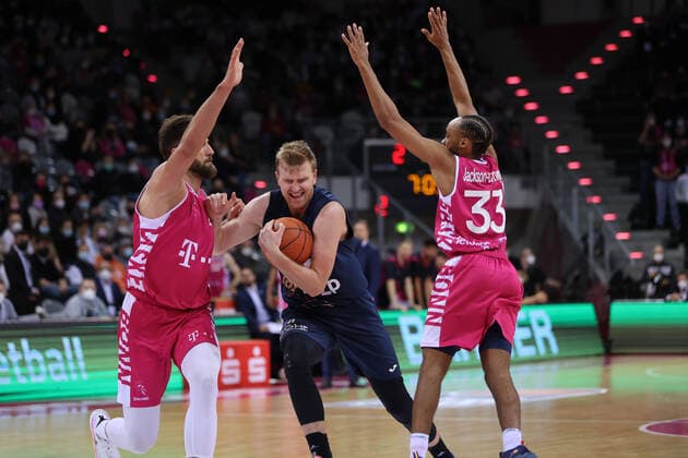 Bonn, Deutschland, 10.12.2021, Telekom Dome, Basketball, BBL, Telekom Baskets Bonn vs MLP Academics Heidelberg: Leon Kratzer (Bonn), Max Ugrai (Heidelberg), Parker Jackson-Cartwright (Bonn)