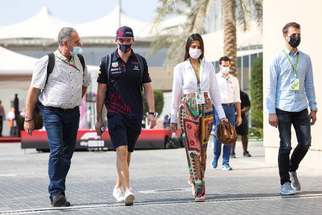 VERSTAPPEN Max (ned), Red Bull Racing Honda RB16B, portrait with his girlfriend Kelly Piquet during the Formula 1 Etihad Airways Abu Dhabi Grand Prix 2021, 22th round of the 2021 FIA Formula One World Championship, WM, Weltmeisterschaft from December 10 to 12, 2021 on the Yas Marina Circuit, in Yas Island, Abu Dhabi - F1 - ABU DHABI GRAND PRIX 2021 DPPI Panoramic  00121045_AV6_6222