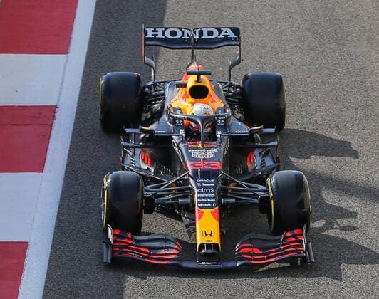ABU DHABI GRAND PRIX 2021, 11 12 2021 Yas Marina Circuit, Yas Island, 11 December 2021 Max Verstappen (NED), Red Bull Racing RB16B enters pit lane tunnel during the FORMULA 1 ETIHAD AIRWAYS ABU DHABI GRAND PRIX 2021 United Arab Emirates Phil Duncan Editorial Use Only Copyright: xPhilxDuncanx ESM-0290-0006