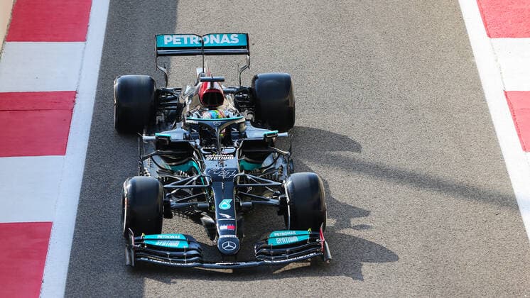 ABU DHABI GRAND PRIX 2021, 11 12 2021 Yas Marina Circuit, Yas Island, 11 December 2021 Lewis Hamilton (GBR), Mercedes AMG Petronas W12 enters pit lane tunnel during the FORMULA 1 ETIHAD AIRWAYS ABU DHABI GRAND PRIX 2021 United Arab Emirates Phil Duncan Editorial Use Only Copyright: xPhilxDuncanx ESM-0290-0008