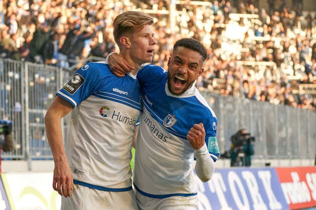 Sport Themen der Woche KW49 Sport Bilder des Tages Luca Schuler (FCM, 26) (li.) nach seinem Tor zum 1:0, Jubel, 1. FC Magdeburg vs. VfL Osnabrueck, Fussball 3.Liga, 19.Spieltag, 2021 2022, 11.12.2021, DFB DFL REGULATIONS PROHIBIT ANY USE OF PHOTOGRAPHS AS IMAGE SEQUENCES AND OR QUASI-VIDEO, 1. FC Magdeburg vs. VfL Osnabrueck, Fussball 3.Liga, 19.Spieltag, 2021 2022, 11.12.2021, Magdeburg *** Luca Schuler FCM, 26 li after his goal to 1 0, cheering, 1 FC Magdeburg vs VfL Osnabrueck, Fussball 3 Liga, 19 Spieltag, 2021 2022, 11 12 2021, DFB DFL REGULATIONS PROHIBIT ANY USE OF PHOTOGRAPHS AS IMAGE SEQUENCES AND OR QUASI VIDEO, 1 FC Magdeburg vs VfL Osnabrueck, Fussball 3 Liga, 19 Spieltag, 2021 2022, 11 12 2021, Magdeburg Copyright: xEibner-Pressefoto EckehardxSchulzx EP_EER