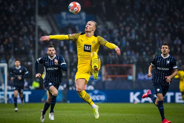 Sport Themen der Woche KW49 Sport Bilder des Tages GER, 1.FBL, 15. Spieltag, VfL Bochum vs Borussia Dortmund 11.12.2021, Vonovia Ruhrstadion, Bochum, GER, 1.FBL, 15. Spieltag, VfL Bochum vs Borussia Dortmund im Bild: artistische Ballannahme von Erling Haaland (Borussia Dortmund 9), *** GER, 1 FBL, Matchday 15, VfL Bochum vs Borussia Dortmund 11 12 2021, Vonovia Ruhrstadion, Bochum, GER, 1 FBL, Matchday 15, VfL Bochum vs Borussia Dortmund in the picture artistic ball reception by Erling Haaland Borussia Dortmund 9 , nordphotoxGmbHx xRauch nph00251