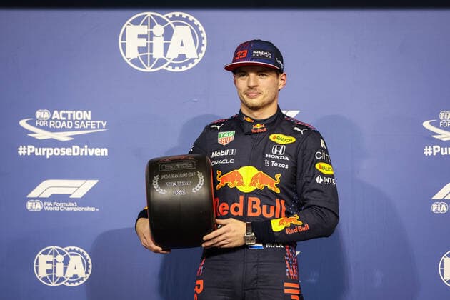 VERSTAPPEN Max (ned), Red Bull Racing Honda RB16B, portrait pole position Pirelli award during the Formula 1 Etihad Airways Abu Dhabi Grand Prix 2021, 22th round of the 2021 FIA Formula One World Championship, WM, Weltmeisterschaft from December 10 to 12, 2021 on the Yas Marina Circuit, in Yas Island, Abu Dhabi - F1 - ABU DHABI GRAND PRIX 2021 DPPI Panoramic  00121045_AV6_7714
