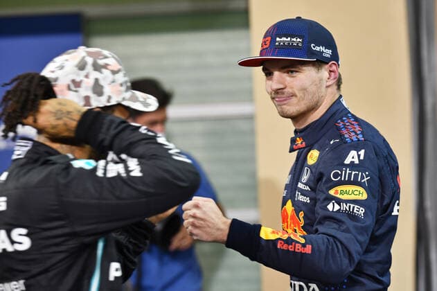 11.12.2021, xekx, Formel 1 FIA, Großer Preis von Abu Dhabi 2021 emspor, v.r. 1. Startplatz, Max Verstappen (Red Bull Racing, 33) gratuliert Lewis Hamilton (Mercedes-AMG Petronas, 44) zum 2. Startplatz (DFL DFB REGULATIONS PROHIBIT ANY USE OF PHOTOGRAPHS as IMAGE SEQUENCES and or QUASI-VIDEO) Abu Dhabi