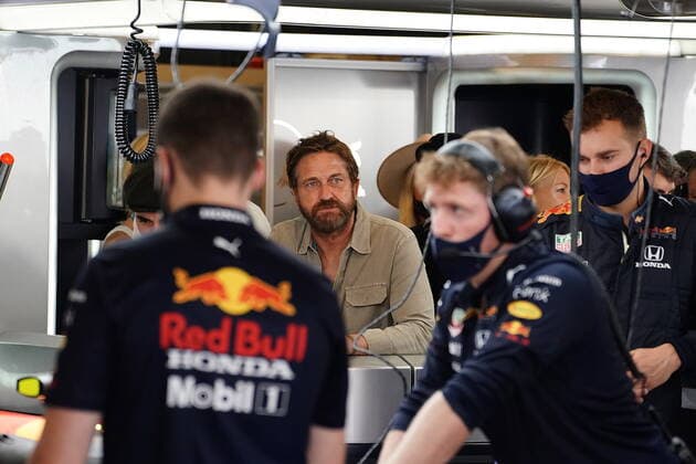 FORMULA 1 ETIHAD AIRWAYS ABU DHABI GRAND PRIX 2021 11.12.2021, Yas Marina Circuit, Abu Dhabi, FORMULA 1 ETIHAD AIRWAYS ABU DHABI GRAND PRIX 2021 , im Bild Schauspieler Gerard Butler zu Gast in der Red Bull Box.